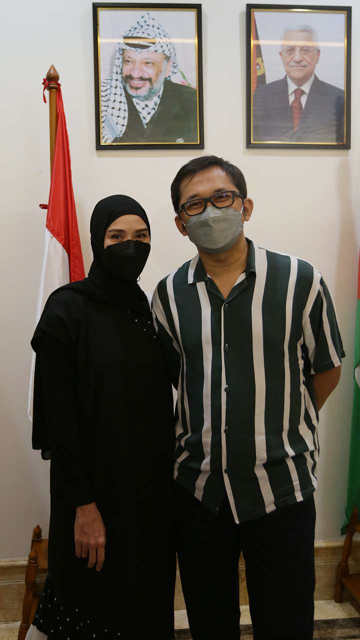 Beri Dukungan, Zaskia Mecca & Hanung Datangi Kedubes Palestina