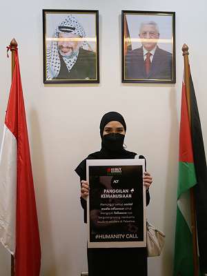 Beri Dukungan, Zaskia Mecca & Hanung Datangi Kedubes Palestina