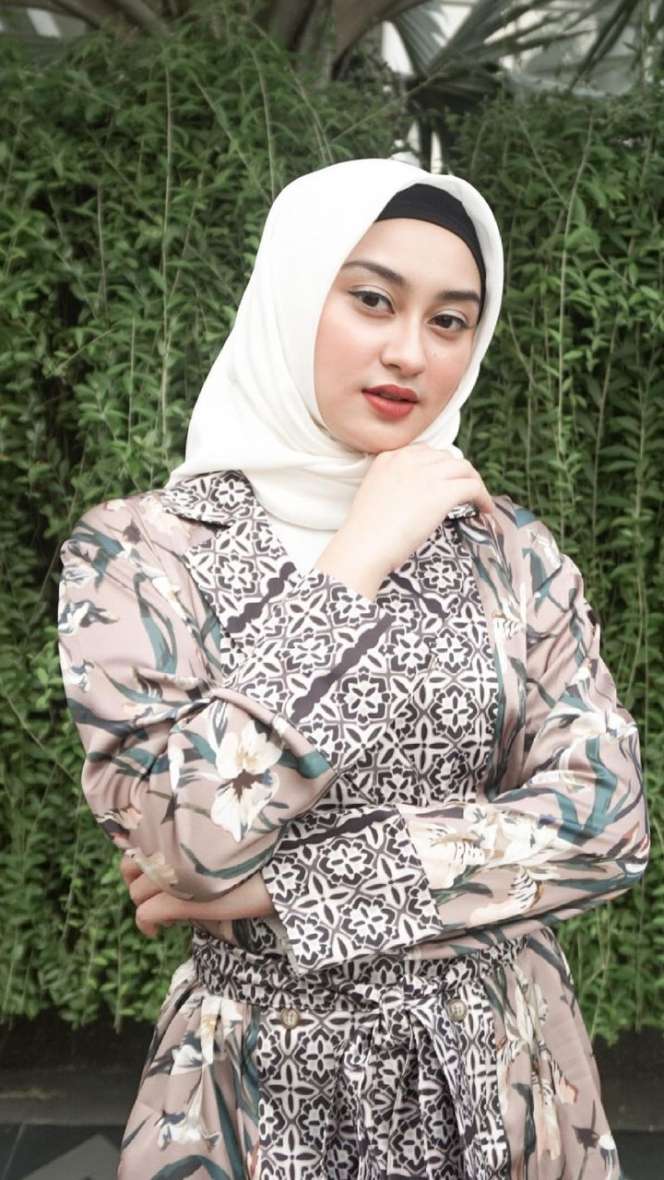 Momen Langka! Penampilan Memes Prameswari Berhijab