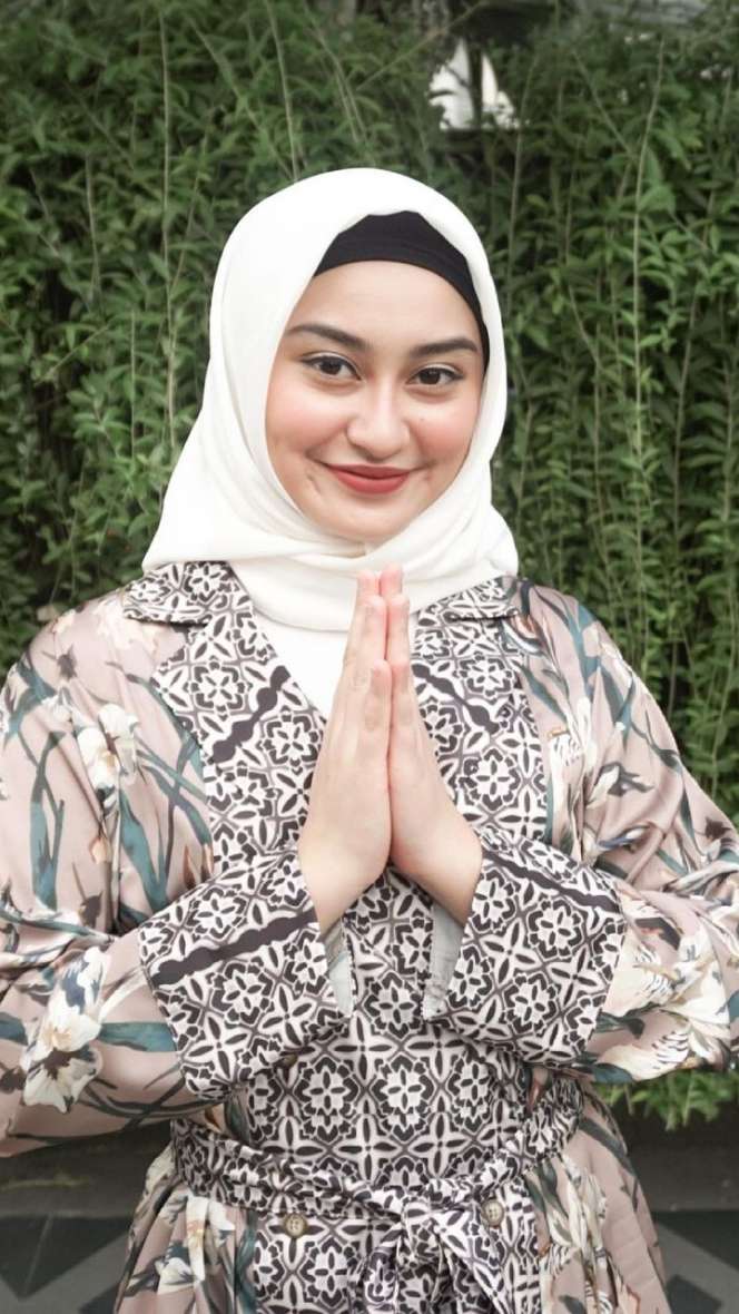 Momen Langka! Penampilan Memes Prameswari Berhijab