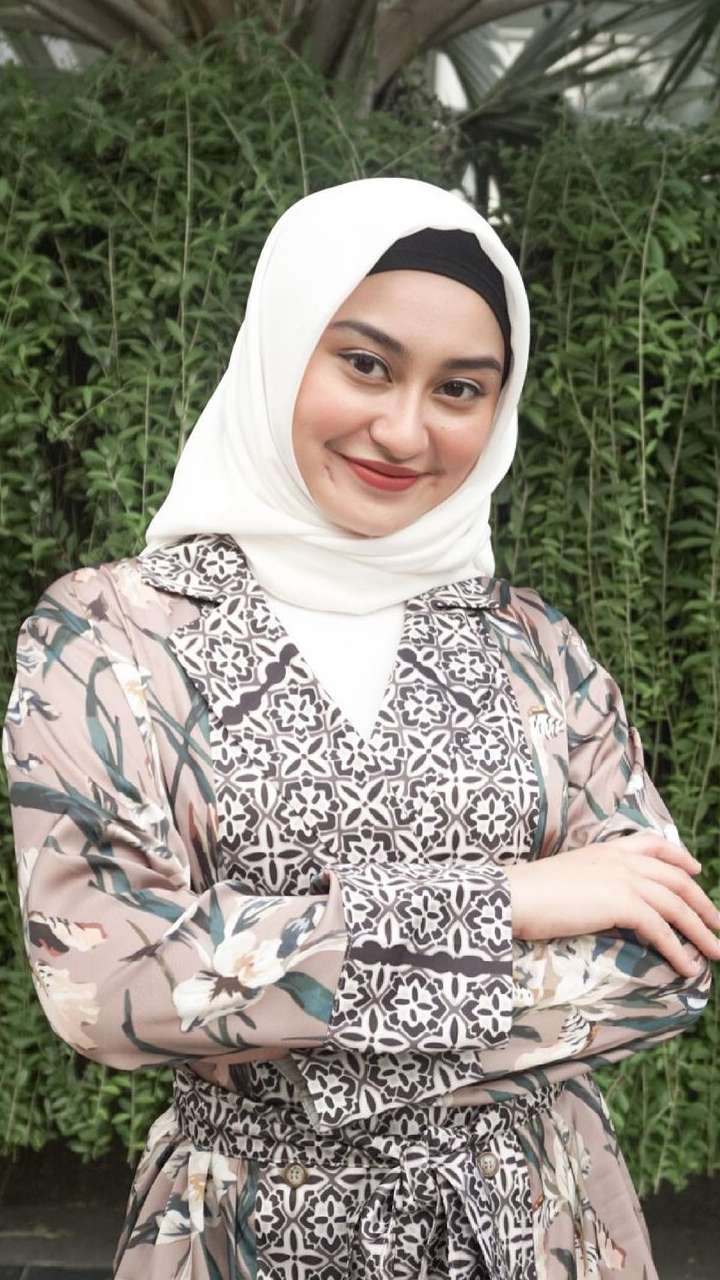 Momen Langka! Penampilan Memes Prameswari Berhijab