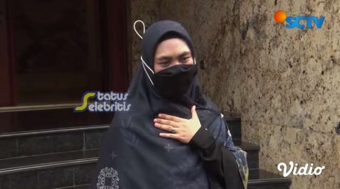 Potret Oki Setiana Dewi Ungkap Fakta Isu Jadi Istri Ke-3 Uje