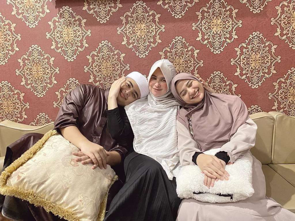 Lebih Dekat dengan Nadzira Shafa Calon Istri Anak Ustaz Arifin
