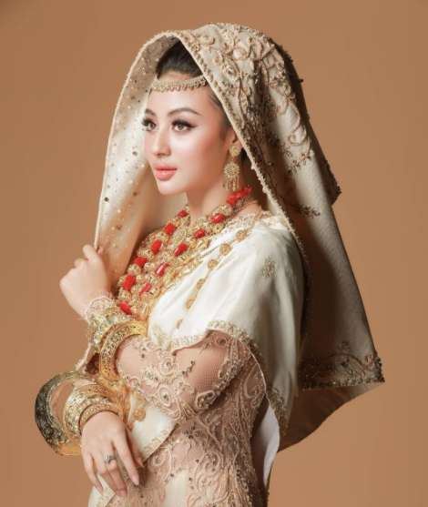 6 Seleb Kenakan Tikuluak Koto Gadang, Terbaru Lesty Kejora