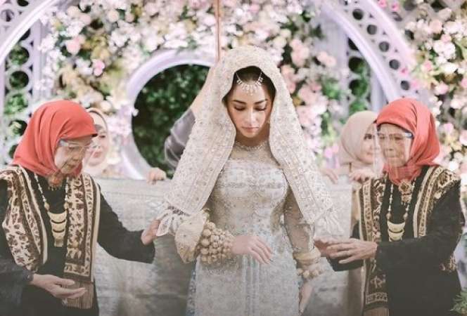 6 Seleb Kenakan Tikuluak Koto Gadang, Terbaru Lesty Kejora