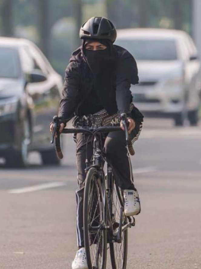 Gaya Ummi Pipik Saat Bersepeda Dengan Busana Syar'i dan Cadar