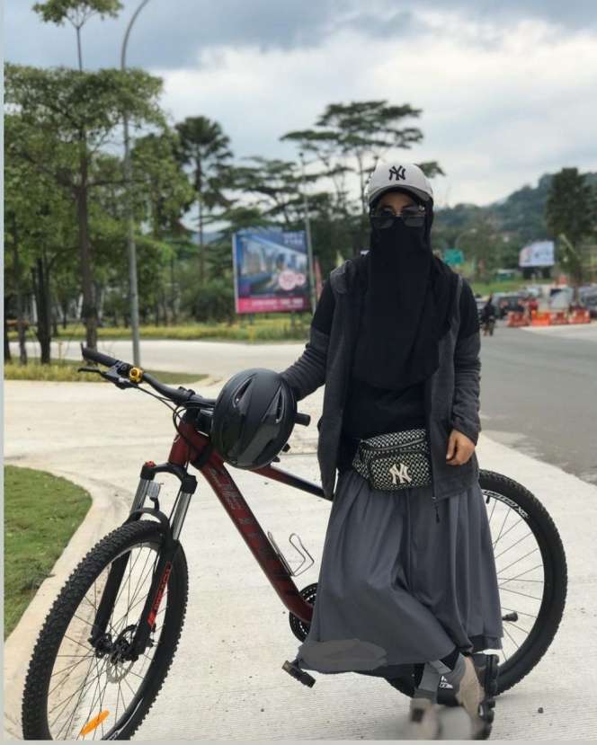 Gaya Ummi Pipik Saat Bersepeda Dengan Busana Syar'i dan Cadar