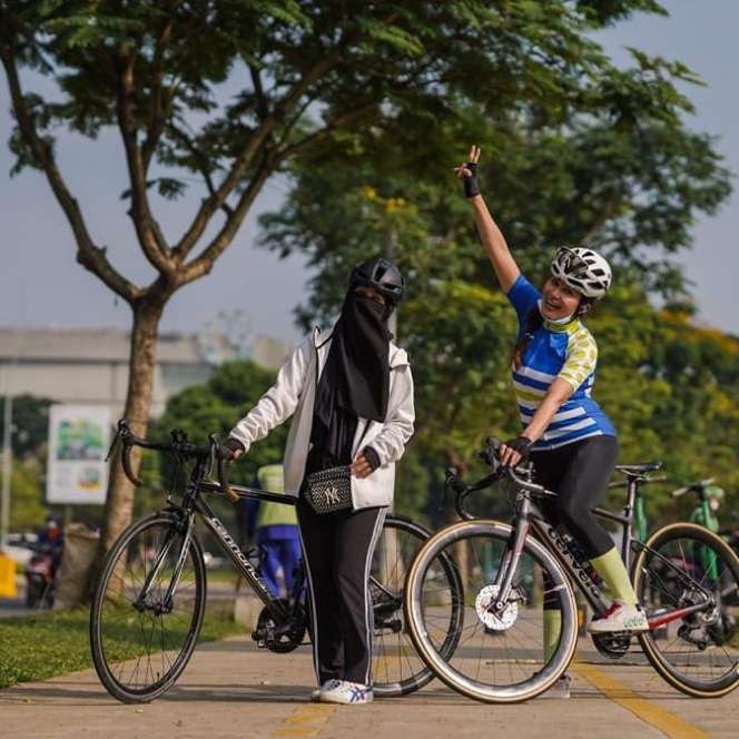Gaya Ummi Pipik Saat Bersepeda Dengan Busana Syar'i dan Cadar