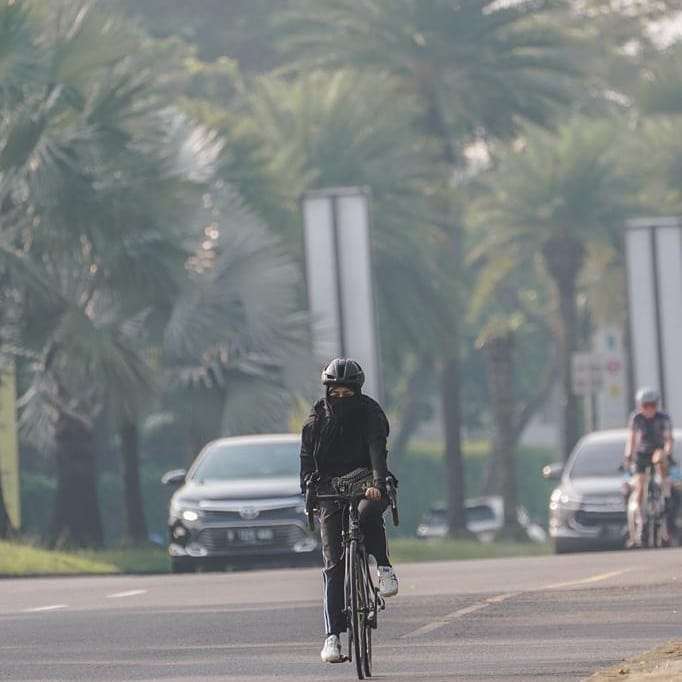 Gaya Ummi Pipik Saat Bersepeda Dengan Busana Syar'i dan Cadar