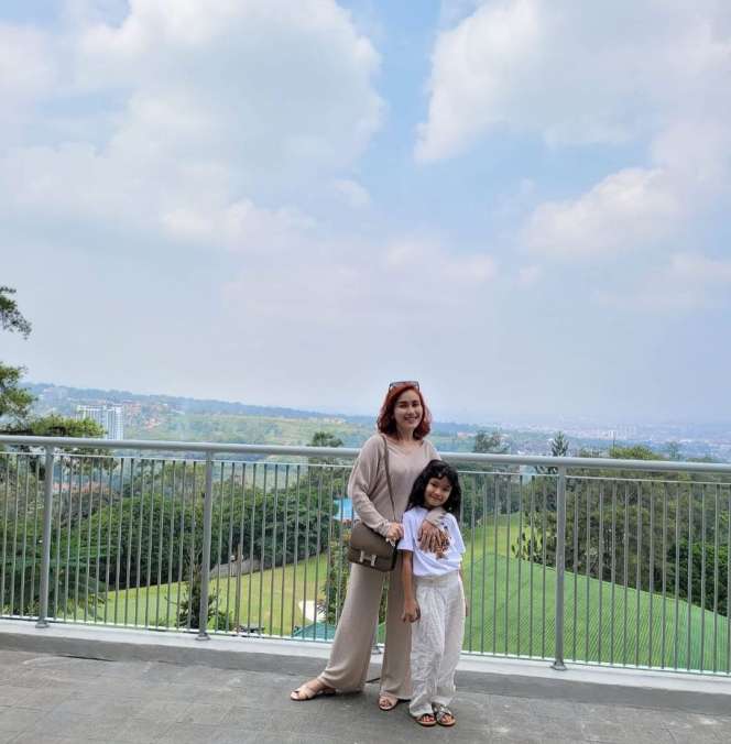 Sandang Status Janda, Gaya 5 Seleb Momong Anak Curi Perhatian