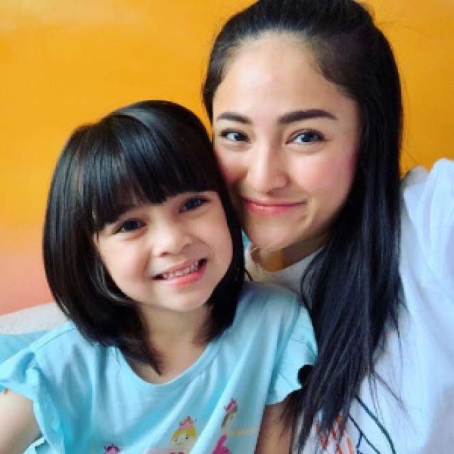 Sandang Status Janda, Gaya 5 Seleb Momong Anak Curi Perhatian