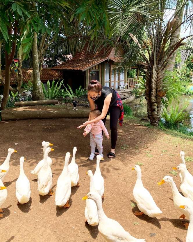 Sandang Status Janda, Gaya 5 Seleb Momong Anak Curi Perhatian