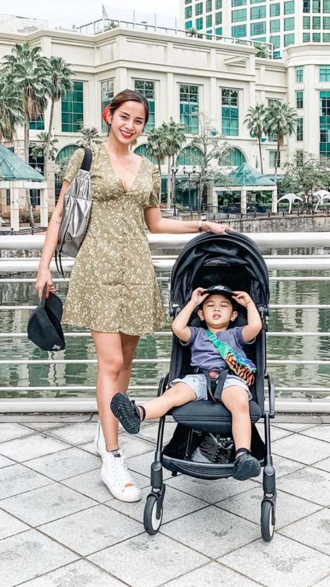 Sandang Status Janda, Gaya 5 Seleb Momong Anak Curi Perhatian