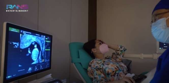 Momen Bahagia Nagita Slavina Cek Kandungan Ditemani Rafathar