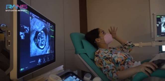 Momen Bahagia Nagita Slavina Cek Kandungan Ditemani Rafathar