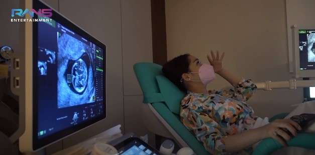 Momen Bahagia Nagita Slavina Cek Kandungan Ditemani Rafathar