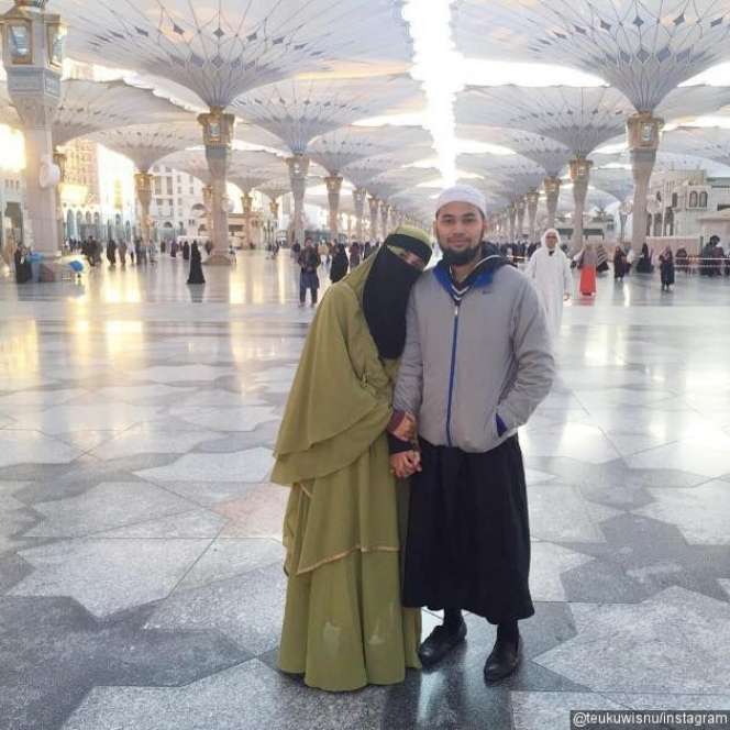 Potret 5 Seleb Saat Pakai Cadar, Bikin Pangling!