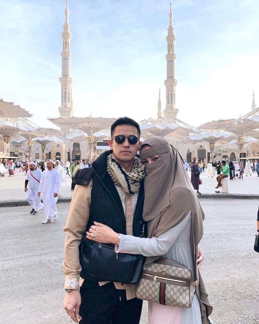 Potret 5 Seleb Saat Pakai Cadar, Bikin Pangling!