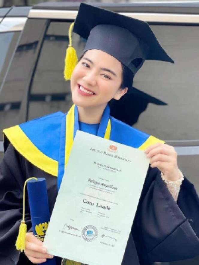 Deretan Seleb Cantik Lulus dengan Prediklat Cumlaude