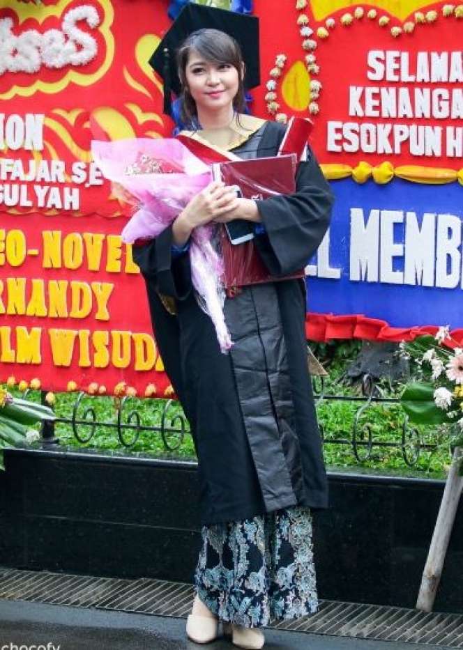 Deretan Seleb Cantik Lulus dengan Prediklat Cumlaude