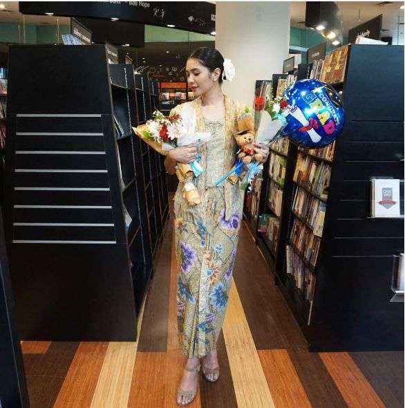 Deretan Seleb Cantik Lulus dengan Prediklat Cumlaude