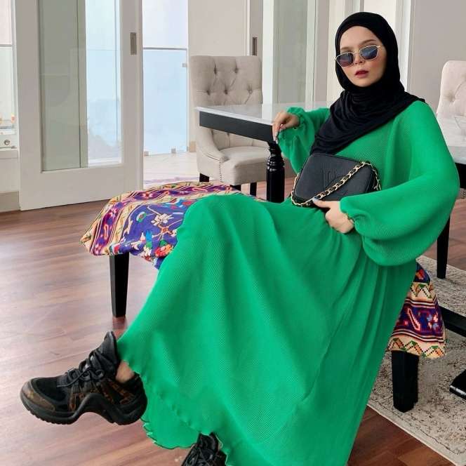 Gebrakan Desainer Vivi Zubedi Istri Pak Wali