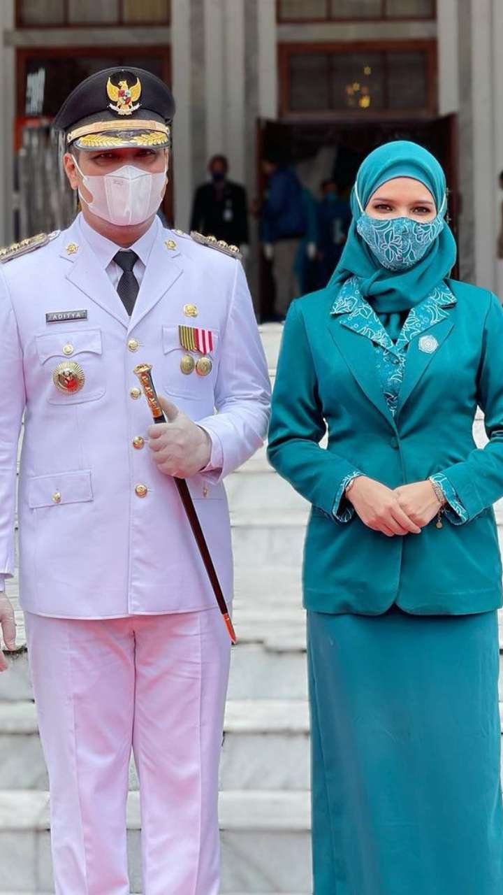 Gebrakan Desainer Vivi Zubedi Istri Pak Wali