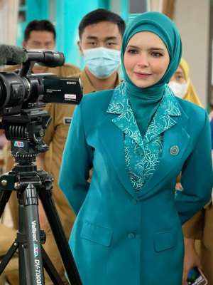 Gebrakan Desainer Vivi Zubedi Istri Pak Wali