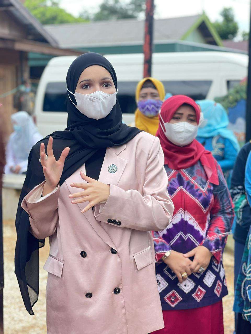 Gebrakan Desainer Vivi Zubedi Istri Pak Wali