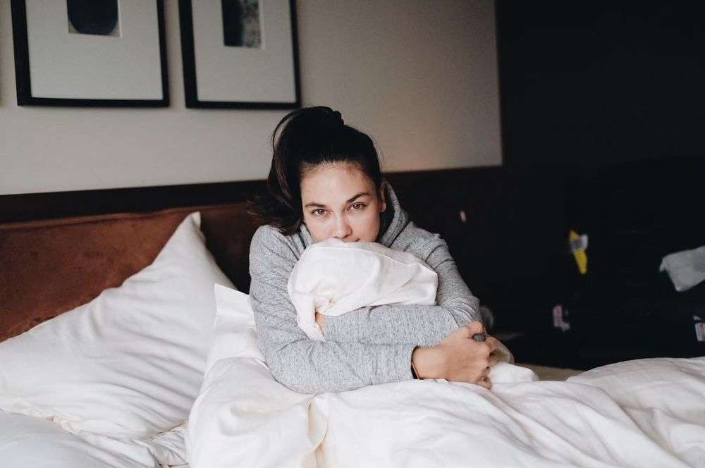 Potret Cantik Luna Maya saat Muka Bantal, Auranya Menawan!
