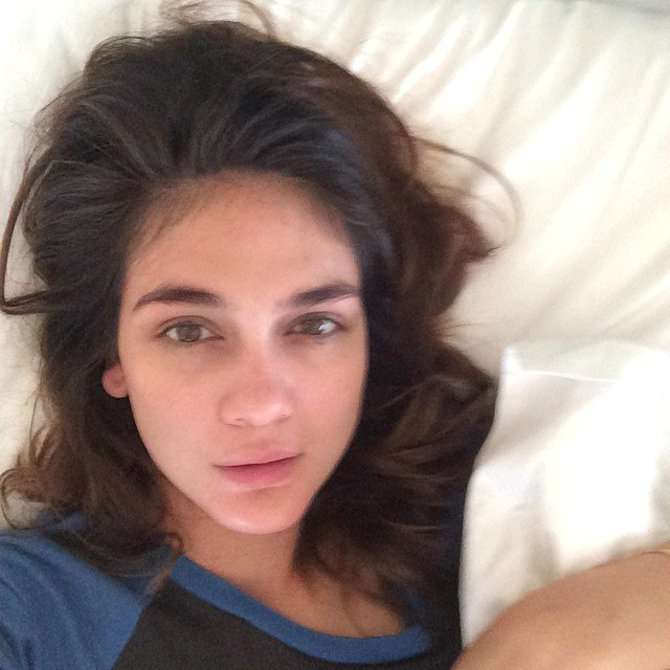 Potret Cantik Luna Maya saat Muka Bantal, Auranya Menawan!