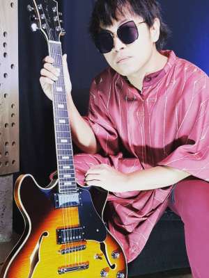 5 Potret Penampilan Terbaru Iman Vokalis J-Rock usai Hijrah
