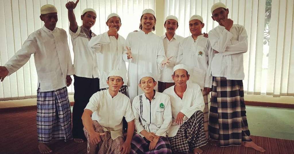 5 Potret Penampilan Terbaru Iman Vokalis J-Rock usai Hijrah