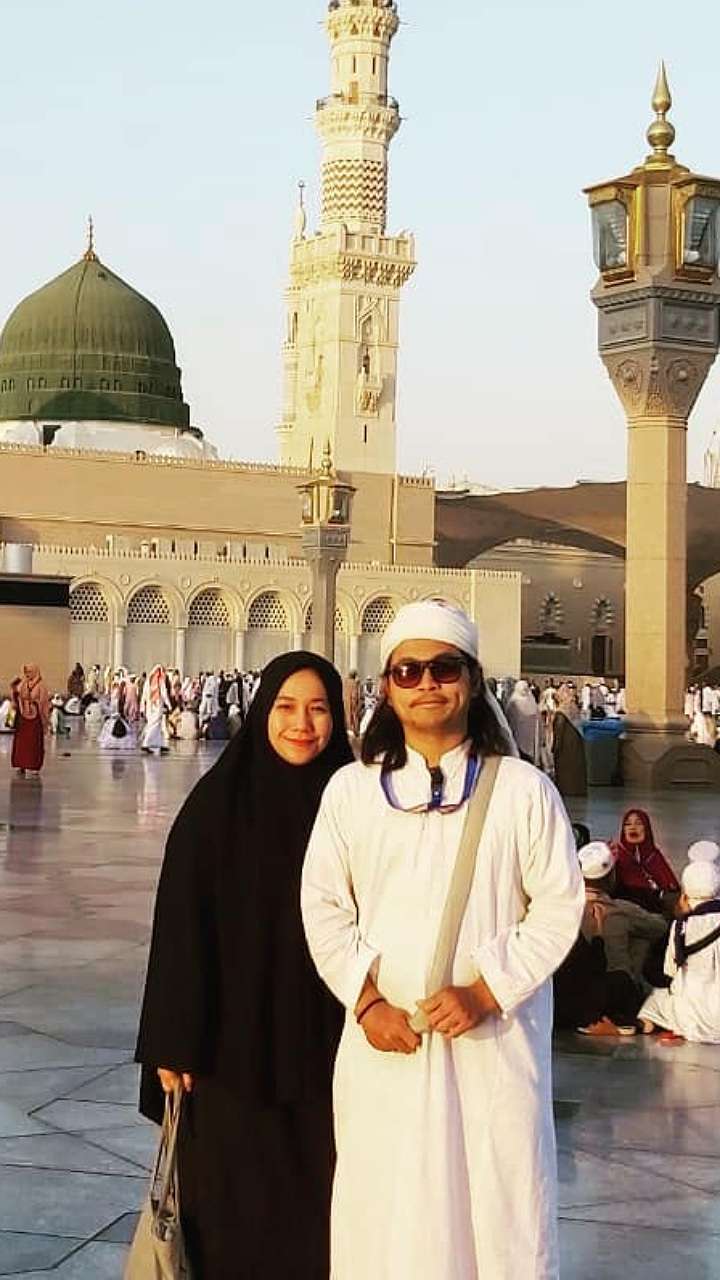 5 Potret Penampilan Terbaru Iman Vokalis J-Rock usai Hijrah