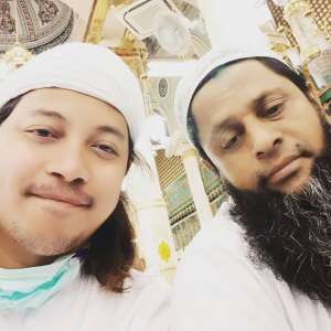 5 Potret Penampilan Terbaru Iman Vokalis J-Rock usai Hijrah