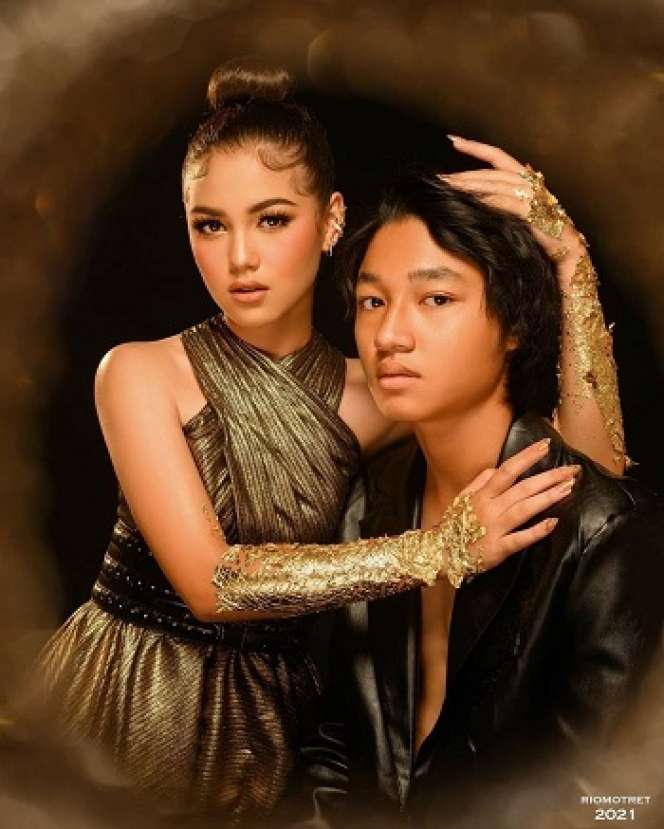 Gaya Pemotretan 8 Seleb Berambut Gondrong, Bikin Meleleh