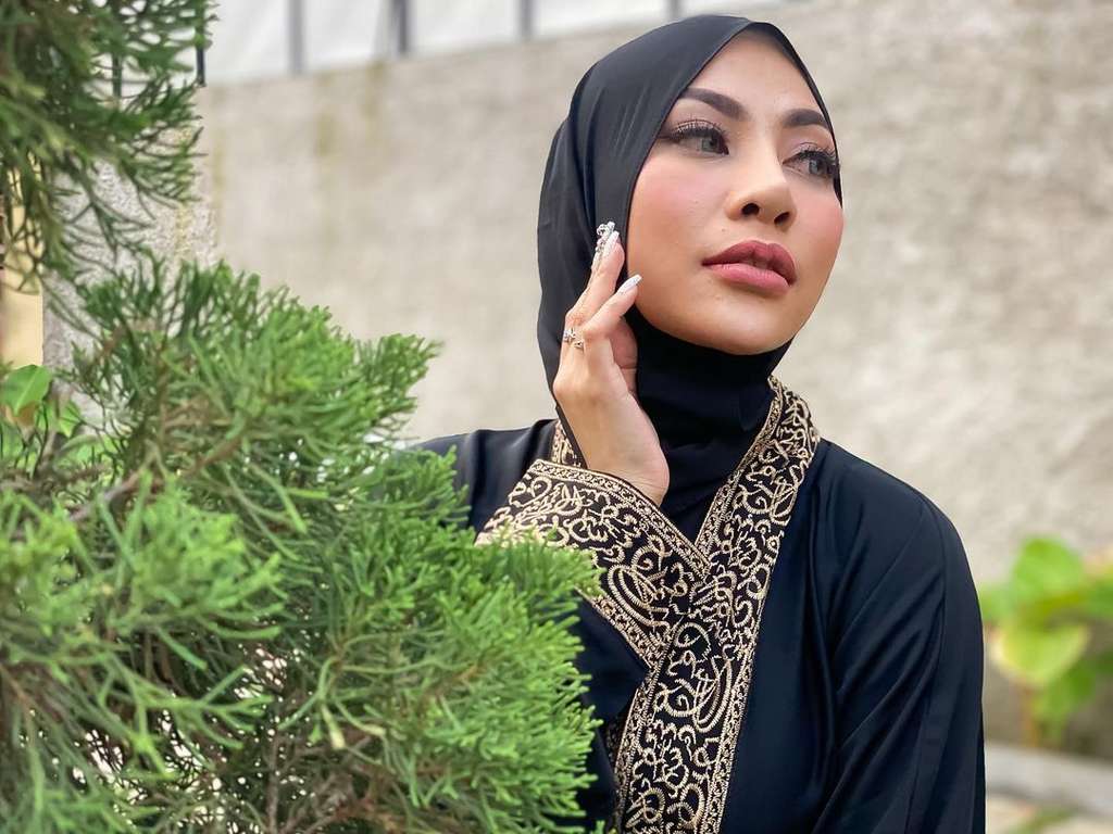 5 Potret Liza Aditya Berhijab, Sekarang Pilih Lepas