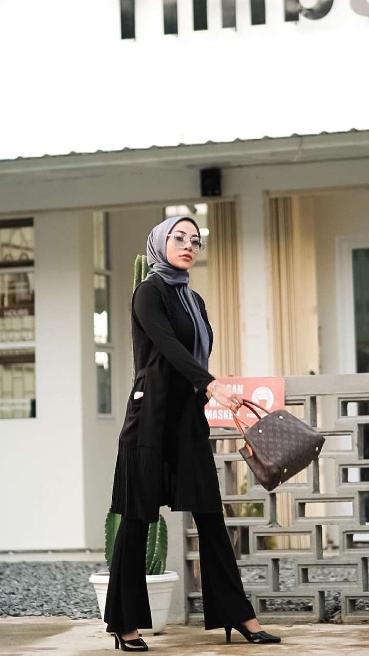 5 Potret Liza Aditya Berhijab, Sekarang Pilih Lepas