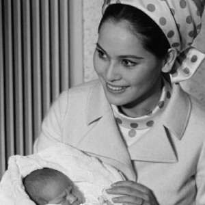 5 Gaya Stylish Ratna Sari Dewi Soekarno Saat Masih Muda