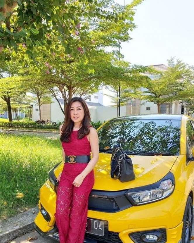 7 Potret Julie Tan Ibunda Larissa Chou, Awet Muda Bak ABG