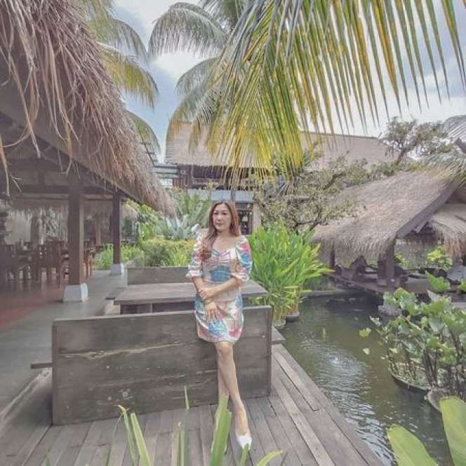 7 Potret Julie Tan Ibunda Larissa Chou, Awet Muda Bak ABG