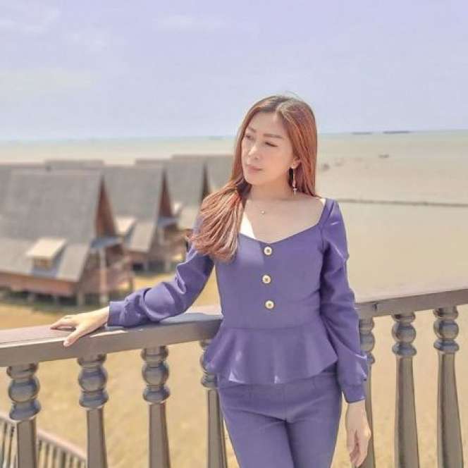 7 Potret Julie Tan Ibunda Larissa Chou, Awet Muda Bak ABG