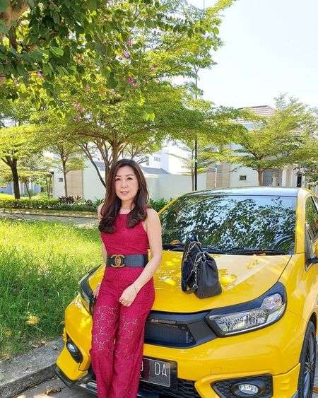 7 Potret Julie Tan Ibunda Larissa Chou, Awet Muda Bak ABG