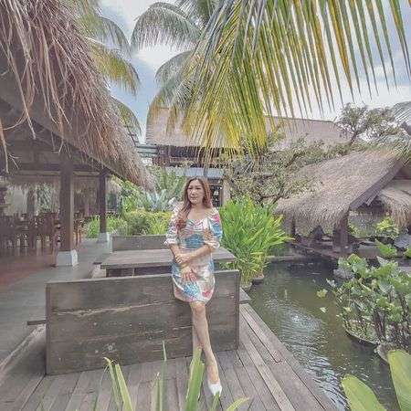 7 Potret Julie Tan Ibunda Larissa Chou, Awet Muda Bak ABG