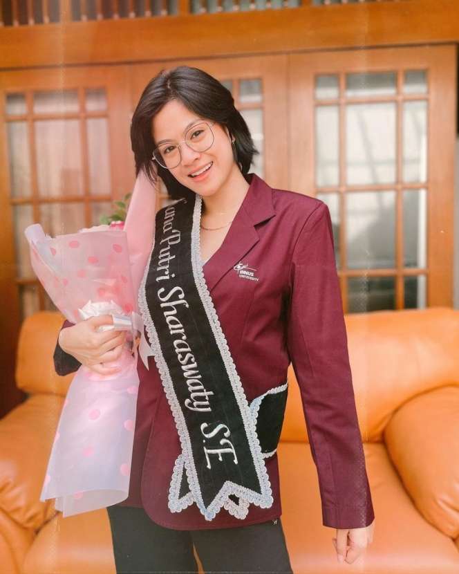 Ekspresi Hana Saraswati Usai Lulus Sidang Skripsi