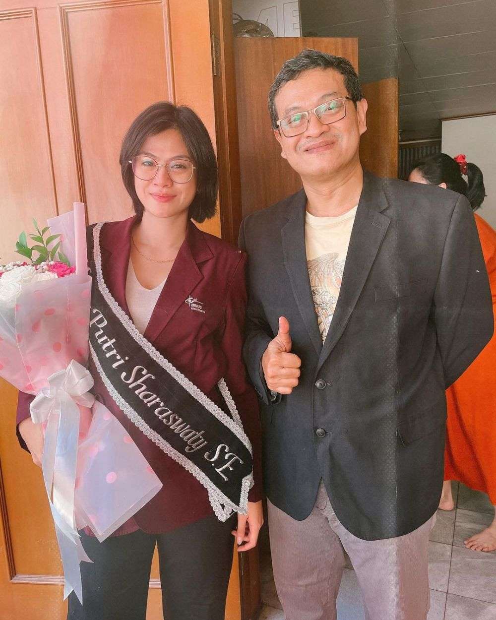 Ekspresi Hana Saraswati Usai Lulus Sidang Skripsi