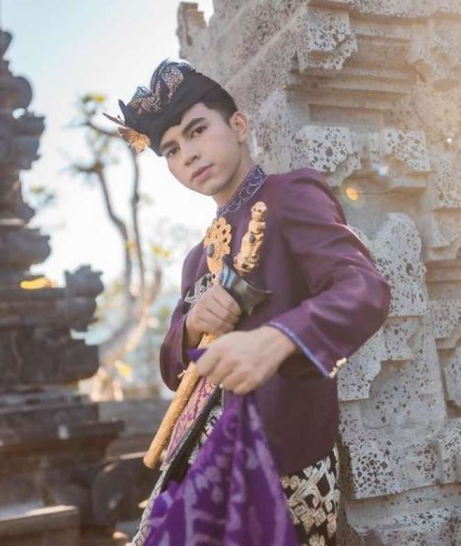 Potret Para Pegawai Raffi Ahmad Kenakan Baju Adat Bali