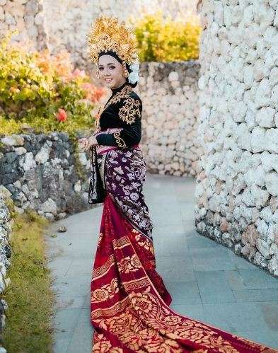 Potret Para Pegawai Raffi Ahmad Kenakan Baju Adat Bali