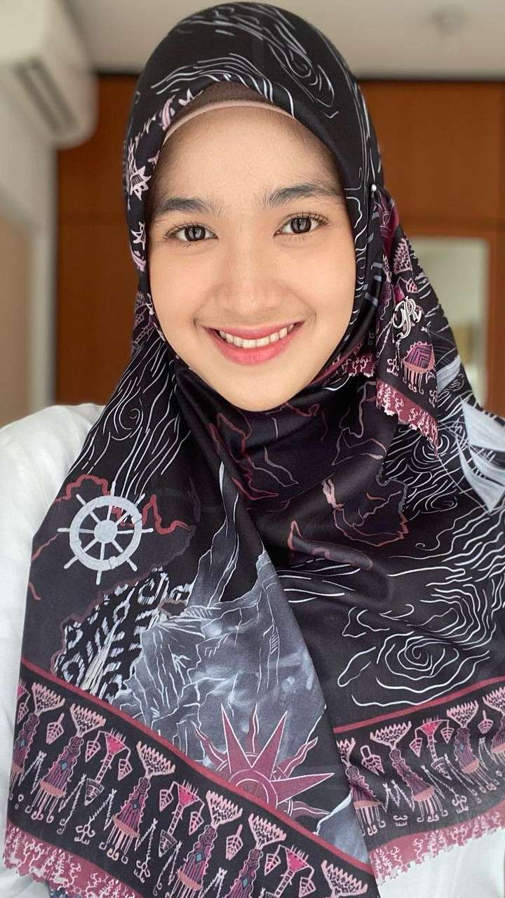 Mantap Tutup Aurat, 5 Gaya Cut Syifa Memakai Hijab