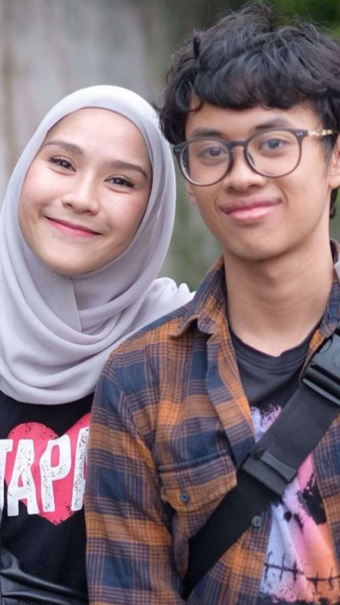 Momen Kedekatan Seleb dengan Anak Sambung, Wajahnya Mirip!